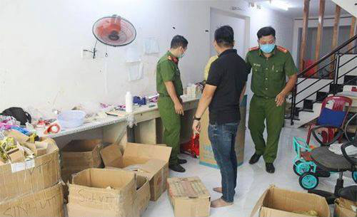 Phát hiện kho chứa hàng ngàn mỹ phẩm giả các nhãn hiệu - Ảnh 2.