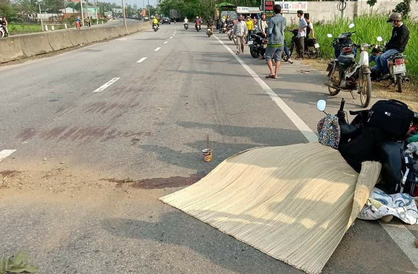 Quảng Nam: Quay lại lượm mũ bảo hiểm, người phụ nữ bị xe tải tông tử vong