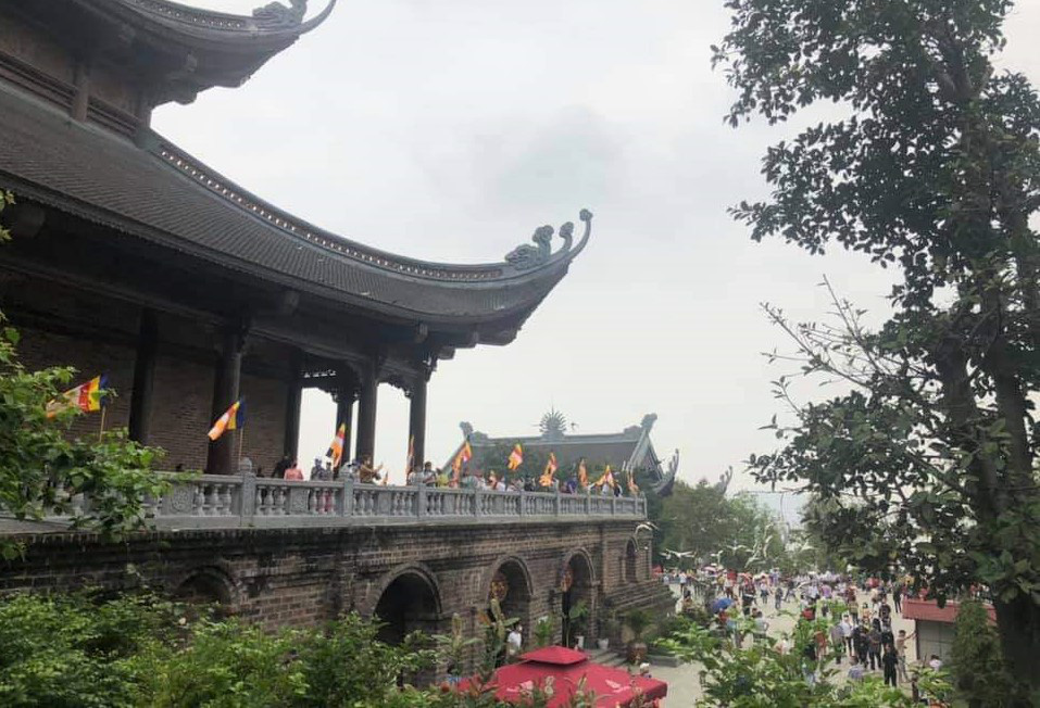 Biển người đổ về ng&ocirc;i ch&ugrave;a lớn nhất thế giới ở H&agrave; Nam - Ảnh 8.