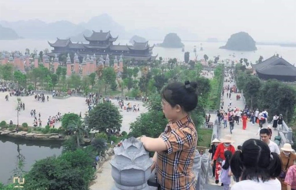 Biển người đổ về ng&ocirc;i ch&ugrave;a lớn nhất thế giới ở H&agrave; Nam - Ảnh 4.