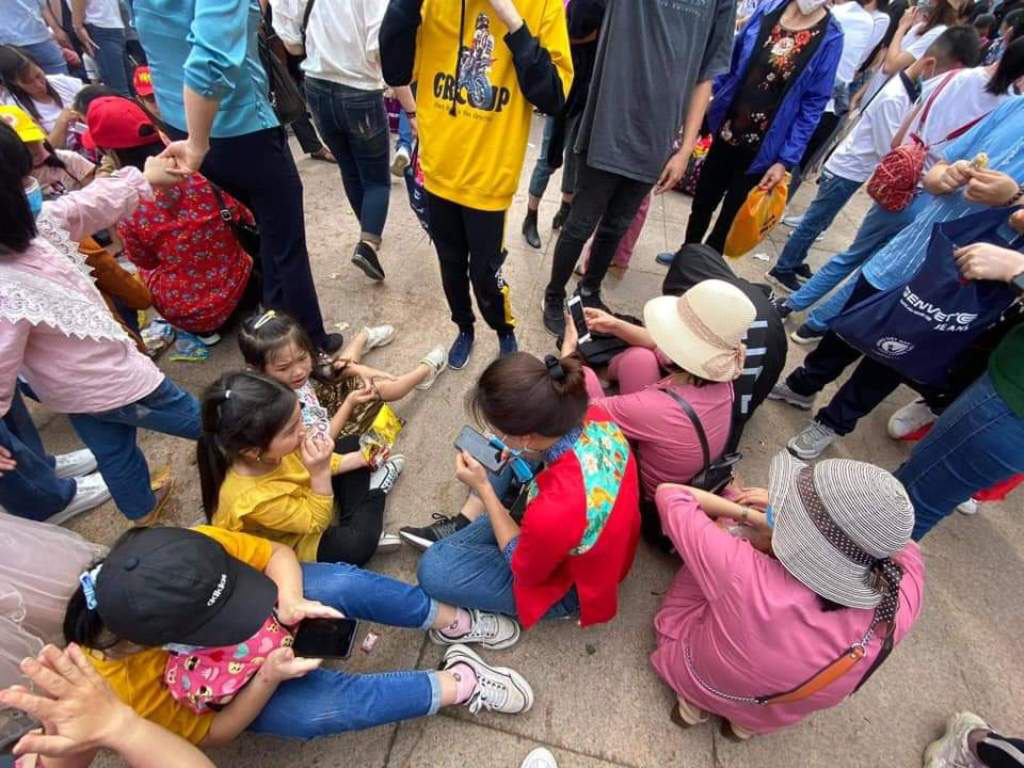 Biển người đổ về ng&ocirc;i ch&ugrave;a lớn nhất thế giới ở H&agrave; Nam - Ảnh 10.