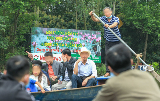 CLIP: Du khách lơ là phòng chống dịch khi đi vãn cảnh chùa Hương - Ảnh 7.