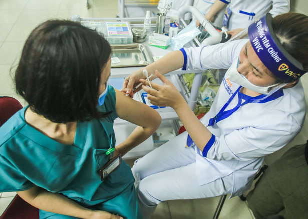 Hơn 10.000 người Việt đã tiêm vắc-xin Covid-19