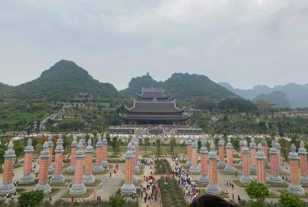 Biển người đổ về ng&ocirc;i ch&ugrave;a lớn nhất thế giới ở H&agrave; Nam - Ảnh 7.