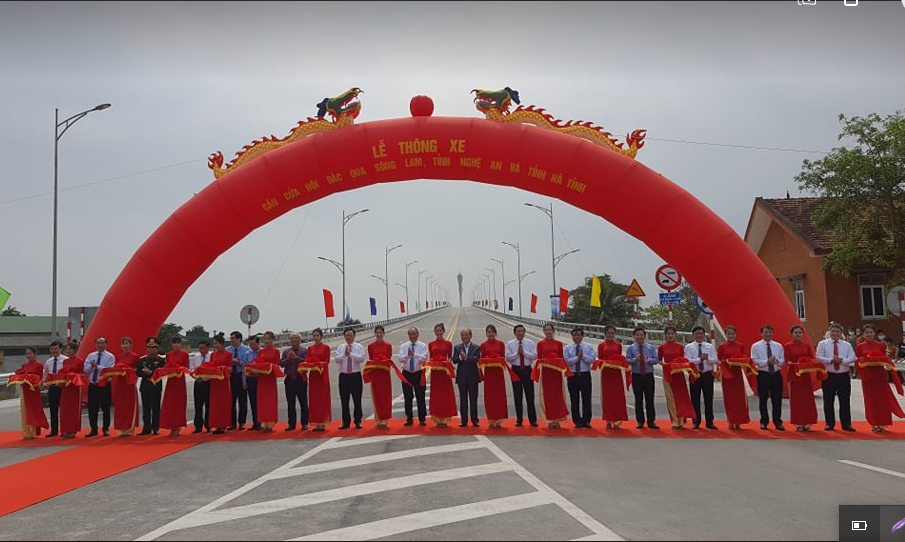 Thủ tướng Nguyễn Xu&acirc;n Ph&uacute;c dự lễ th&ocirc;ng xe cầu Cửa Hội bắc qua s&ocirc;ng Lam - Ảnh 1.