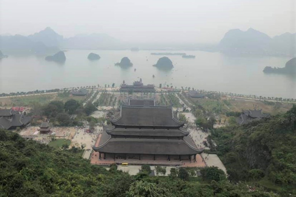 Biển người đổ về ng&ocirc;i ch&ugrave;a lớn nhất thế giới ở H&agrave; Nam - Ảnh 6.