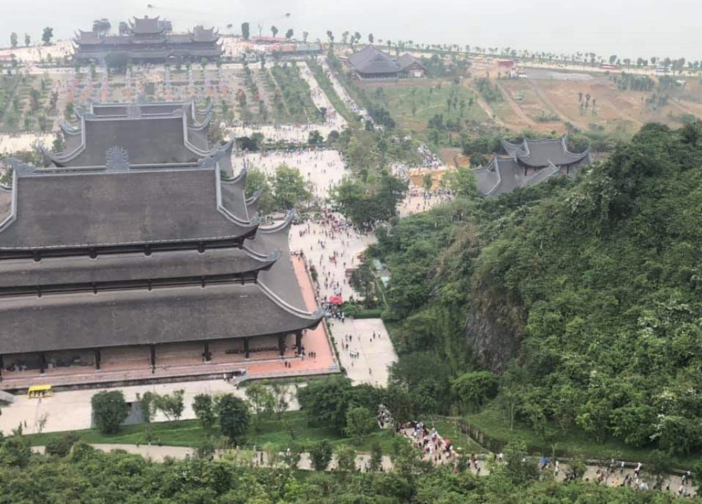 Biển người đổ về ng&ocirc;i ch&ugrave;a lớn nhất thế giới ở H&agrave; Nam - Ảnh 5.