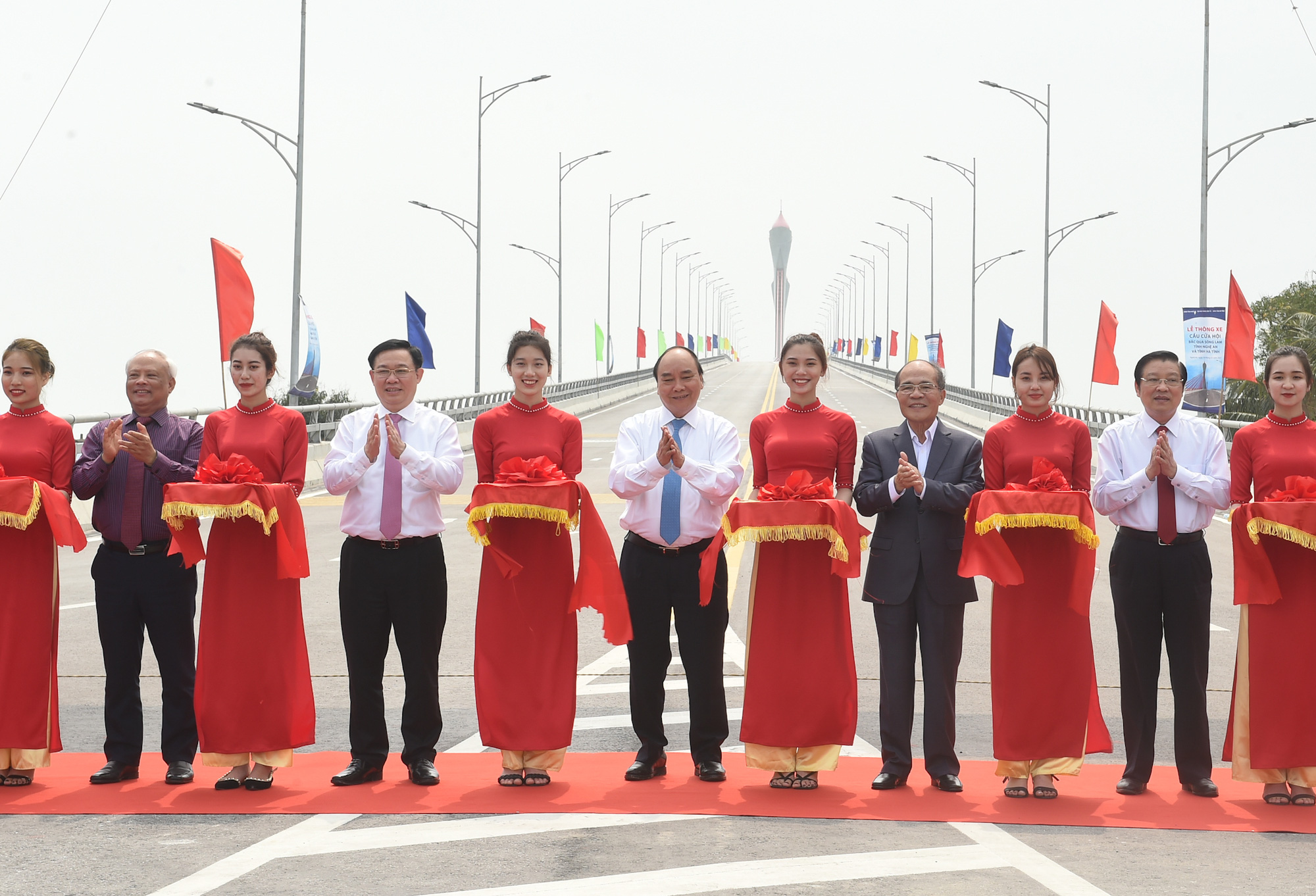 Thủ tướng Nguyễn Xuân Phúc dự lễ thông xe cầu Cửa Hội nối 2 tỉnh Nghệ An - Hà Tĩnh