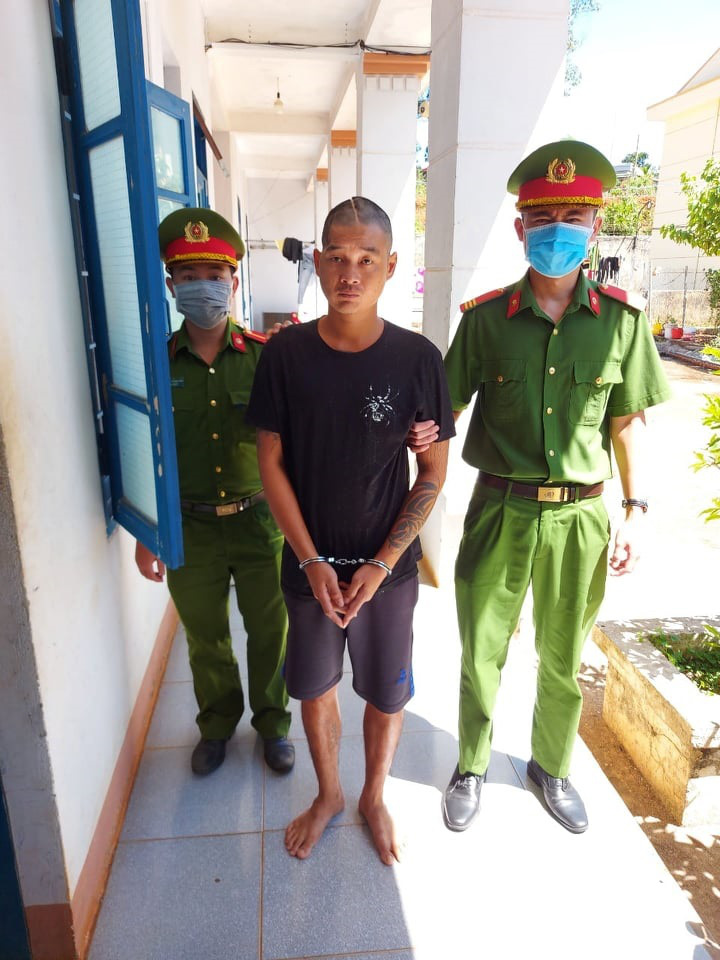 Bắt kẻ g&acirc;y ra cuộc hỗn chiến khiến nhiều người bị thương - Ảnh 1.