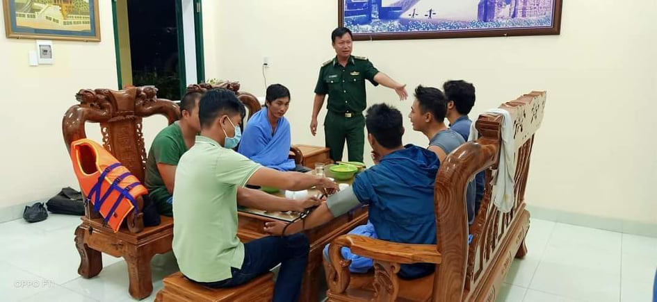Tàu chở 1.500 tấn tro nhiệt điện Vĩnh Tân cùng 7 thủy thủ chìm trên biển Bình Thuận - Ảnh 1.