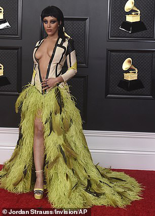 Lễ trao Giải Grammy: Những bộ đầm hở bạo, kỳ quái trên thảm đỏ - Ảnh 4.
