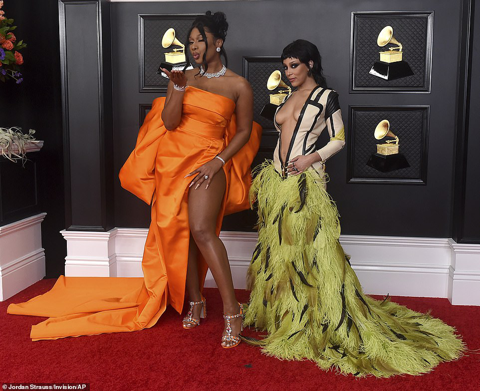 Lễ trao Giải Grammy: Những bộ đầm hở bạo, kỳ quái trên thảm đỏ