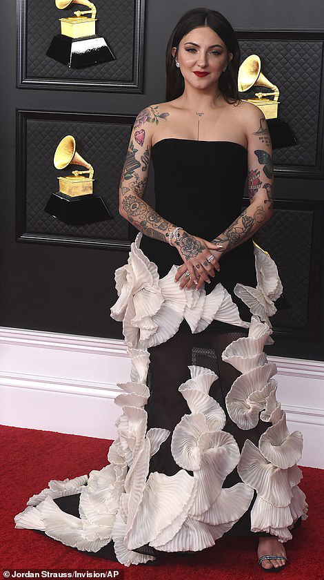 Lễ trao Giải Grammy: Những bộ đầm hở bạo, kỳ quái trên thảm đỏ - Ảnh 10.
