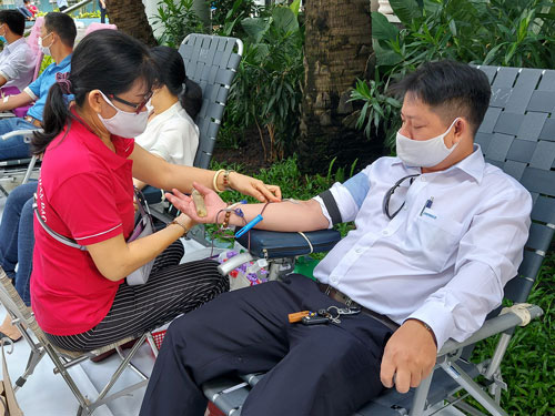 Hơn 200 đo&agrave;n vi&ecirc;n Sawaco hiến m&aacute;u cứu người - Ảnh 1.