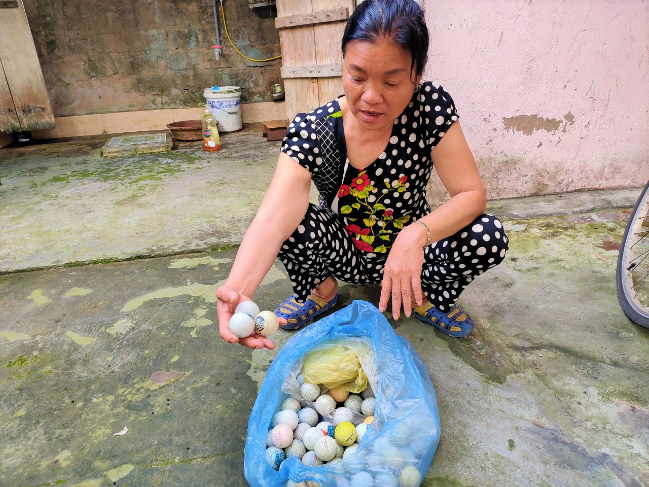 Bóng golf "oanh tạc" làm bể mái tôn, cửa kính và uy hiếp người dân ở Quảng Bình