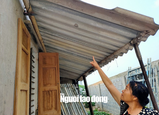 B&oacute;ng golf oanh tạc l&agrave;m bể m&aacute;i t&ocirc;n, cửa k&iacute;nh v&agrave; uy hiếp người d&acirc;n ở Quảng B&igrave;nh - Ảnh 1.