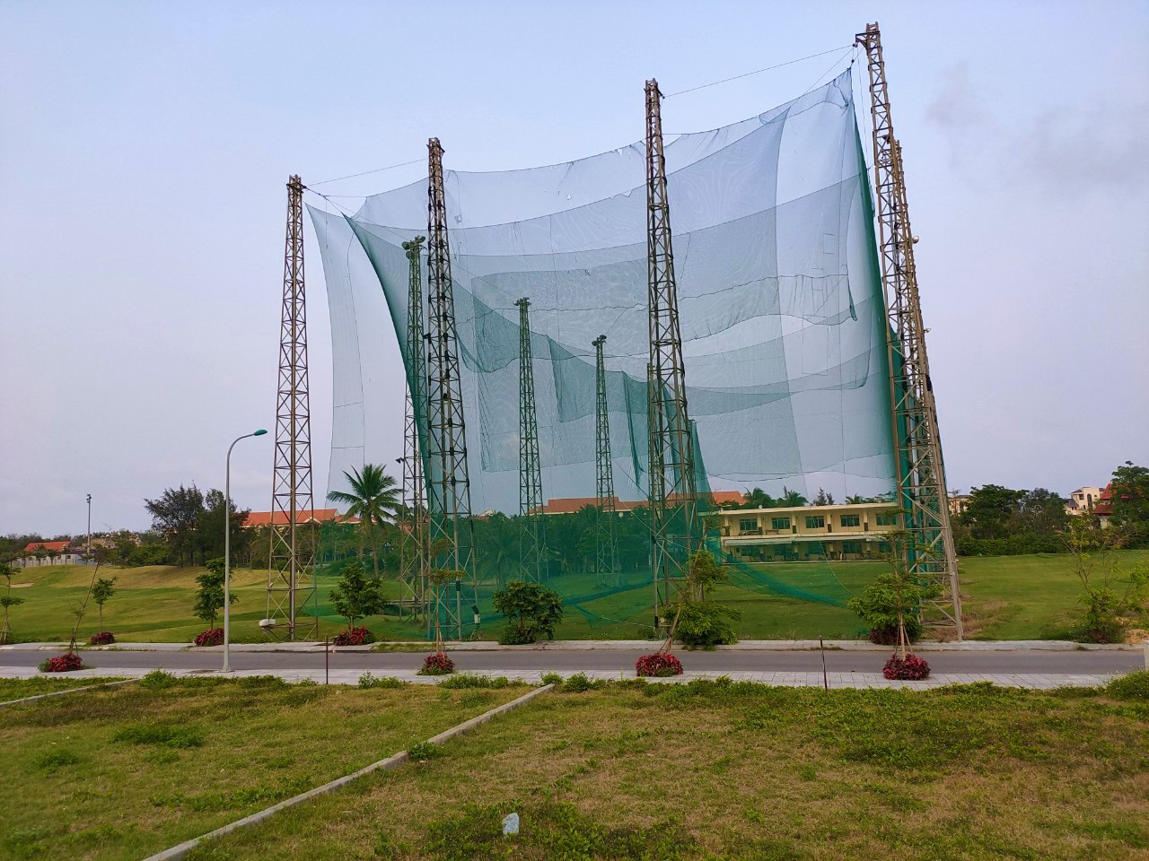 B&oacute;ng golf oanh tạc l&agrave;m bể m&aacute;i t&ocirc;n, cửa k&iacute;nh v&agrave; uy hiếp người d&acirc;n ở Quảng B&igrave;nh - Ảnh 6.