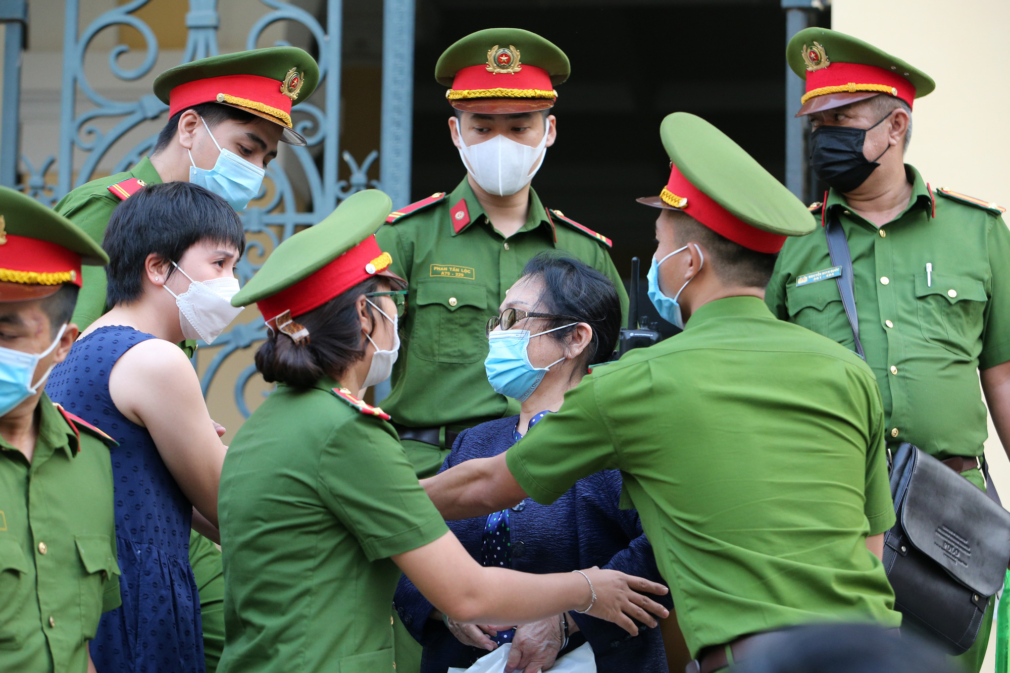 Toàn cảnh phiên toà xét xử ông Nguyễn Thành Tài và nữ đại gia ngày đầu tiên