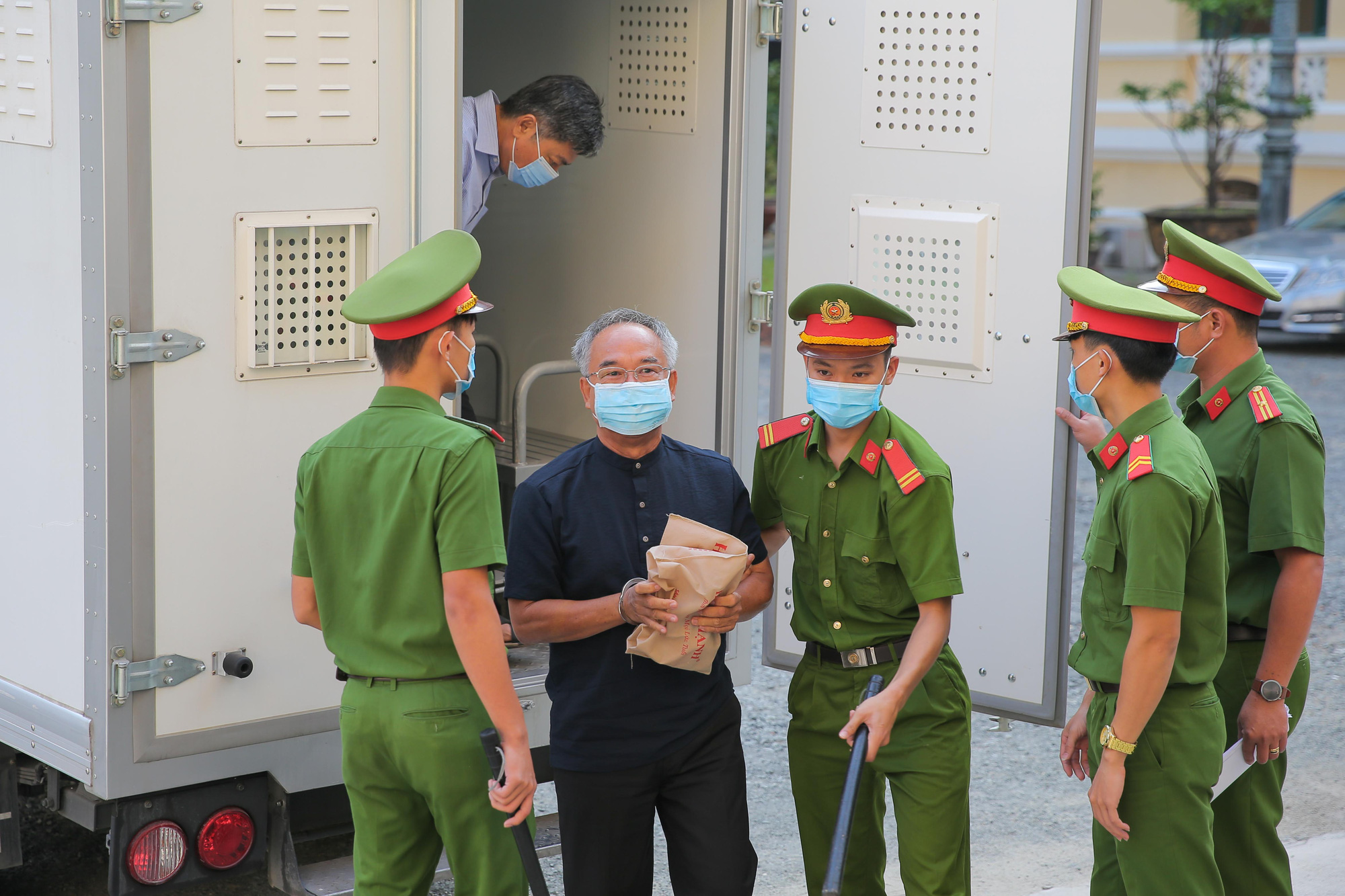 To&agrave;n cảnh phi&ecirc;n to&agrave; x&eacute;t xử &ocirc;ng Nguyễn Th&agrave;nh T&agrave;i v&agrave; nữ đại gia ng&agrave;y đầu ti&ecirc;n - Ảnh 1.