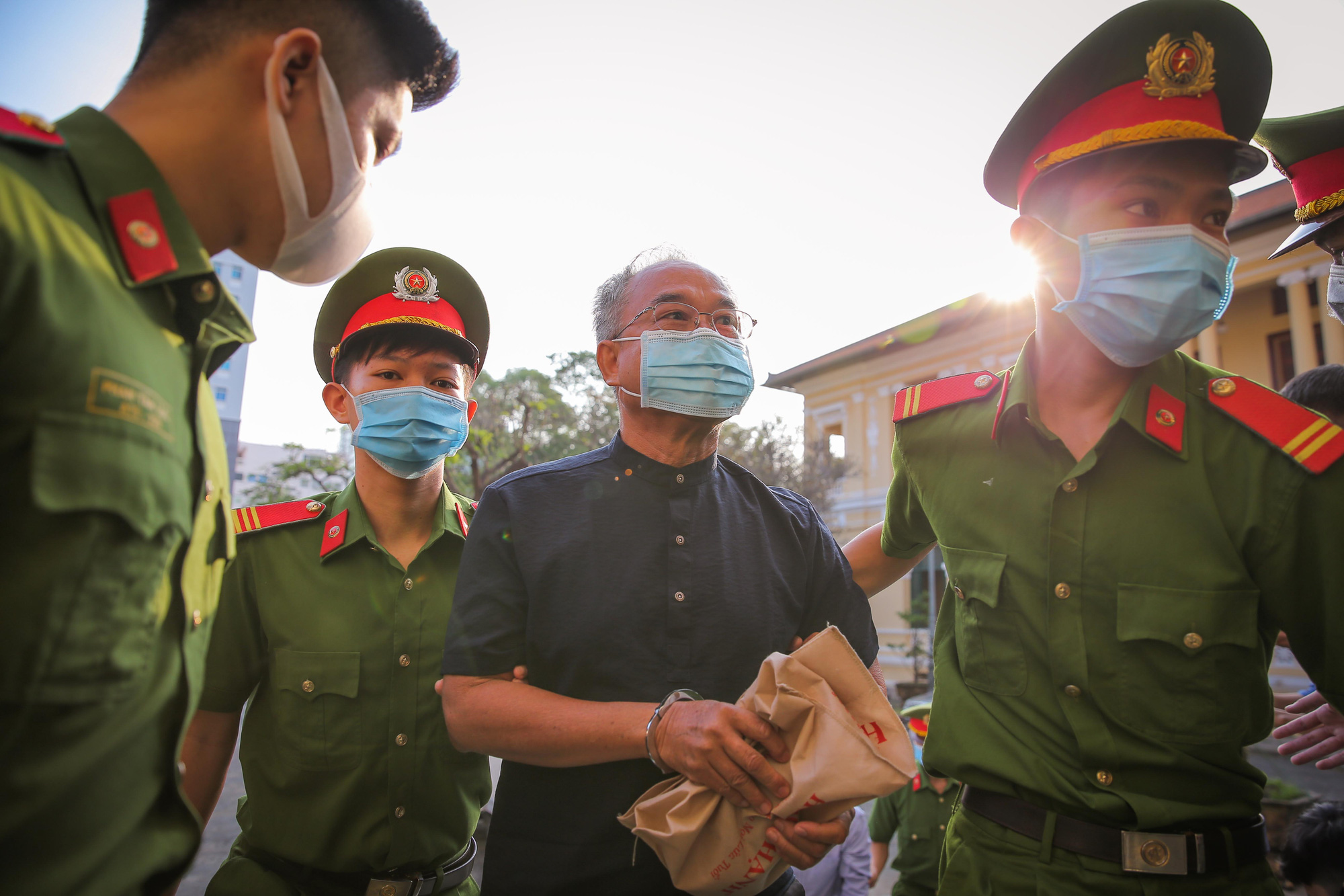 To&agrave;n cảnh phi&ecirc;n to&agrave; x&eacute;t xử &ocirc;ng Nguyễn Th&agrave;nh T&agrave;i v&agrave; nữ đại gia ng&agrave;y đầu ti&ecirc;n - Ảnh 2.