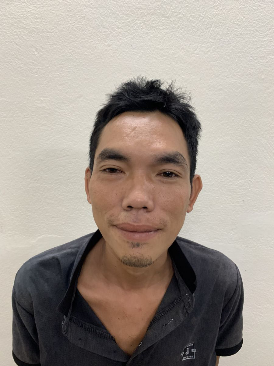 “Ngứa tay”, gã thanh niên cầm ly thủy tinh ném vỡ kính ôtô người đi đường
