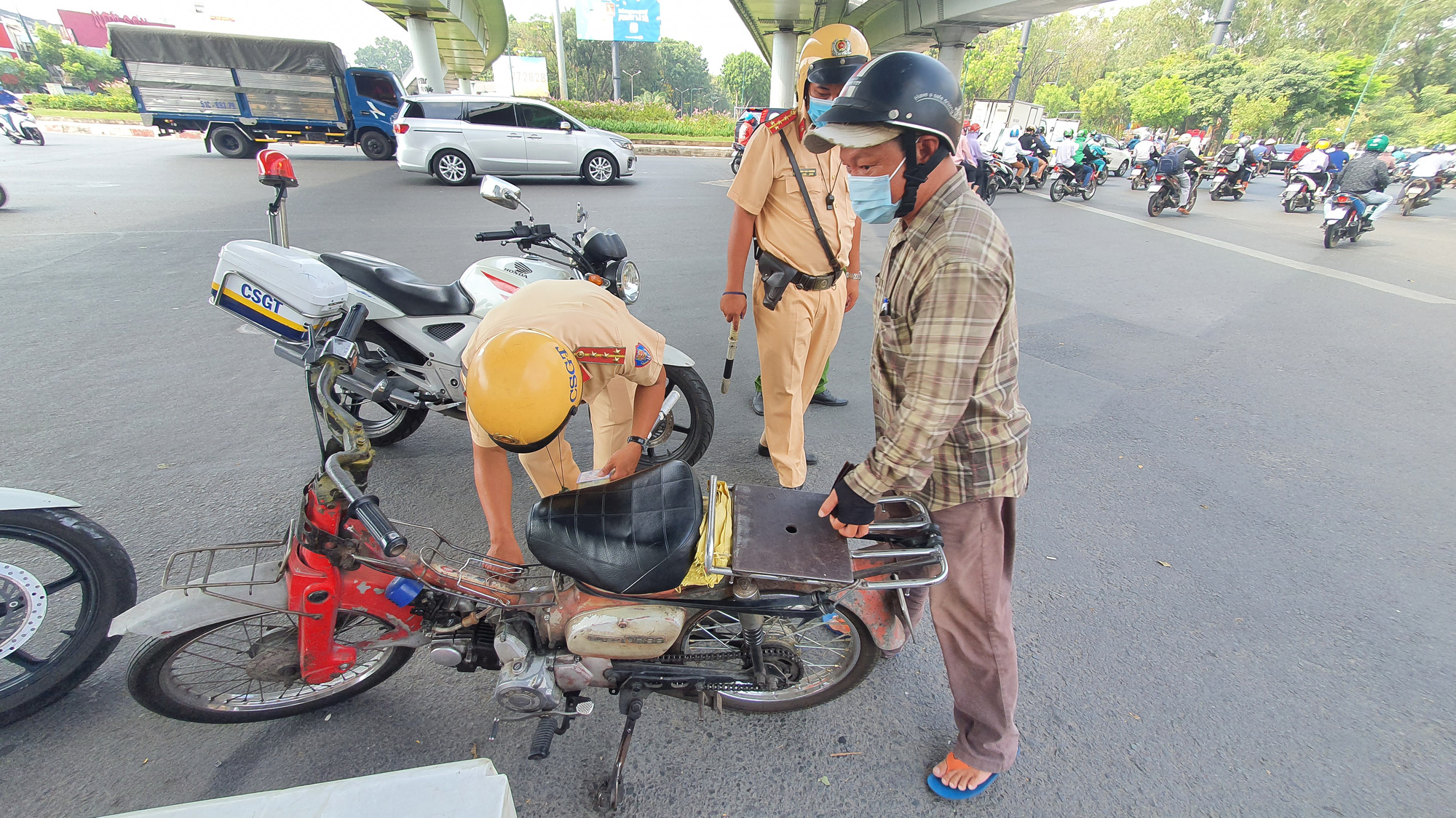 CSGT TP HCM tịch thu gần 200 xe "cà tàng" trong ngày đầu tiên ra quân truy quét