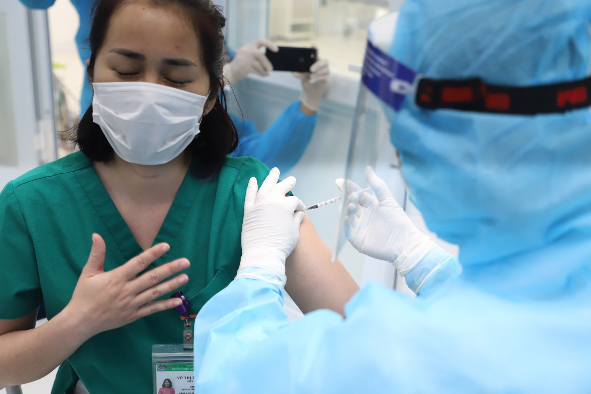 Thêm 2 trường hợp phản ứng nặng sau tiêm vắc-xin Covid-19 - Ảnh 1.