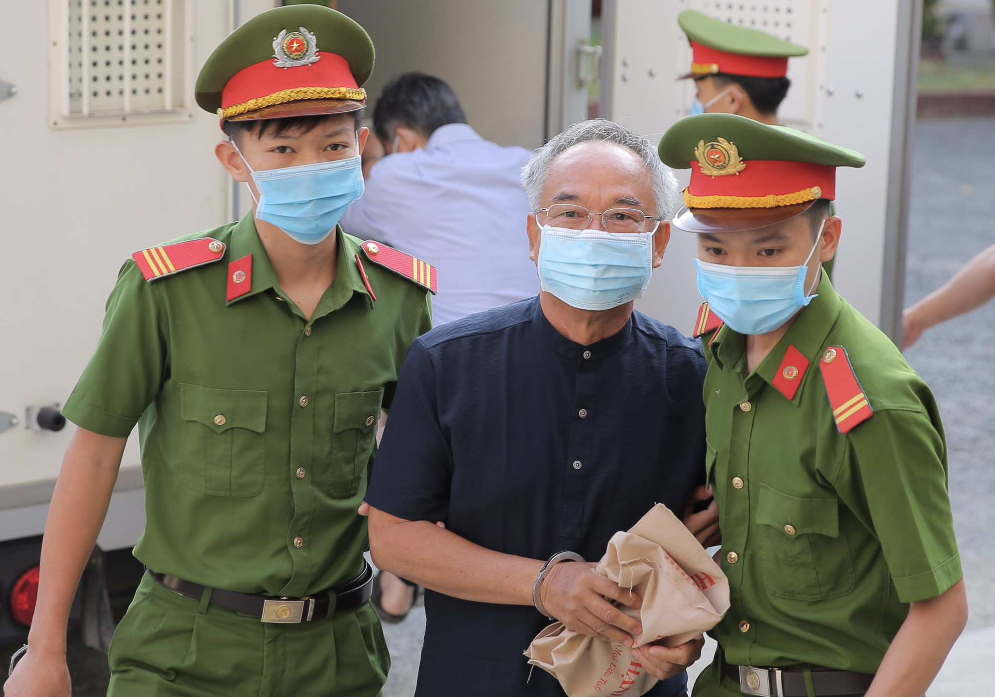 H&igrave;nh ảnh đầu ti&ecirc;n của &ocirc;ng Nguyễn Th&agrave;nh T&agrave;i c&ugrave;ng nữ đại gia Dương Thị Bạch Diệp tại TAND TP HCM - Ảnh 1.