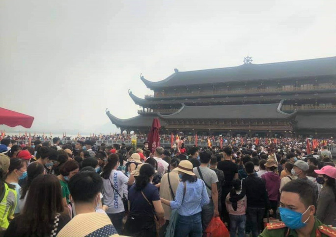 Phó trụ trì chùa Tam Chúc lên tiếng về việc 5 vạn người dân chen chúc tới chùa