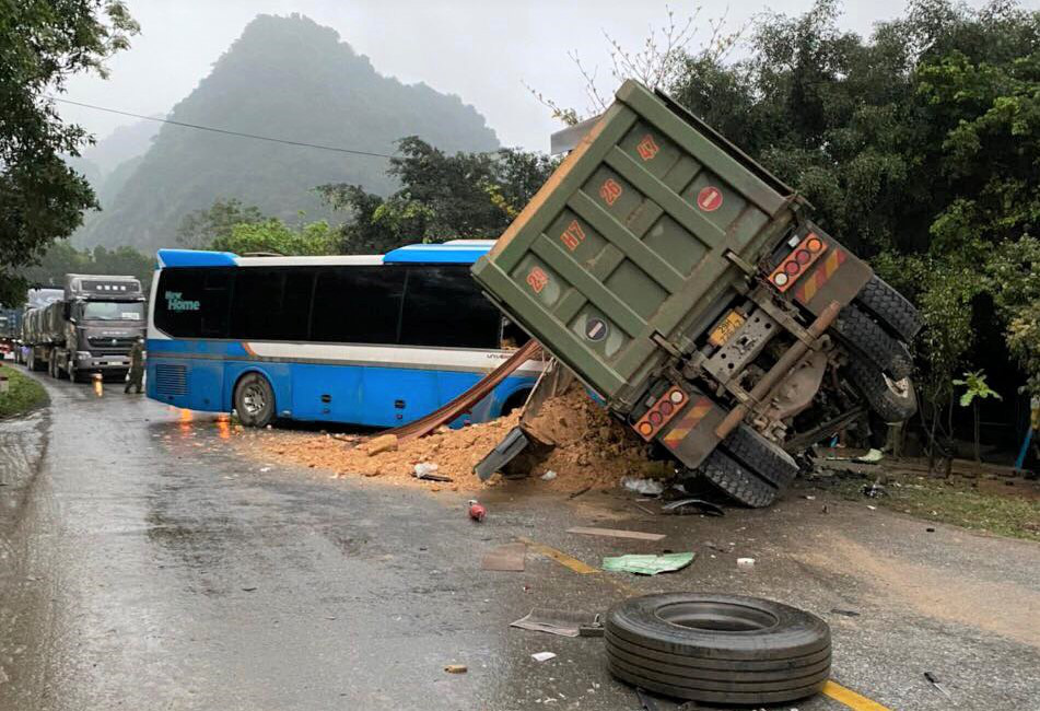Xe khách giường nằm đấu đầu xe tải trên đường Hồ Chí Minh, 3 người tử vong