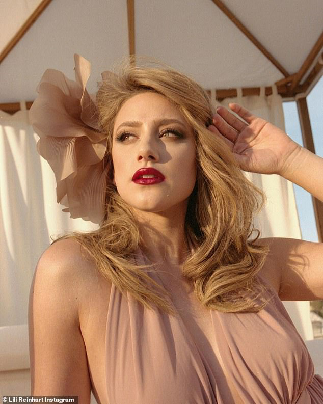 Minh tinh Lili Reinhart khoe vẻ đẹp ngất ng&acirc;y với đồ tắm - Ảnh 6.