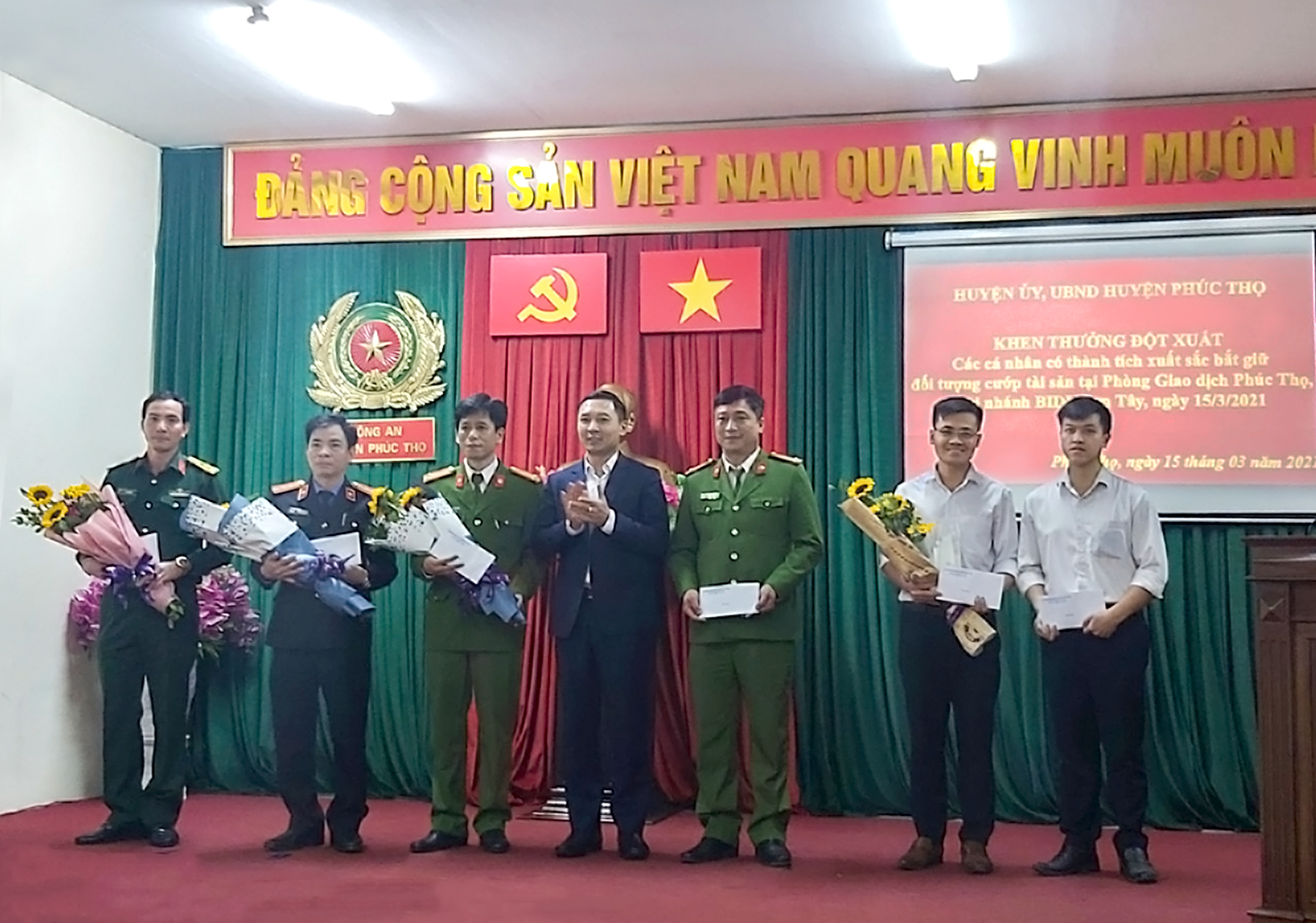 Lực lượng bắt cướp tại ng&acirc;n h&agrave;ng BIDV được khen thưởng - Ảnh 2.