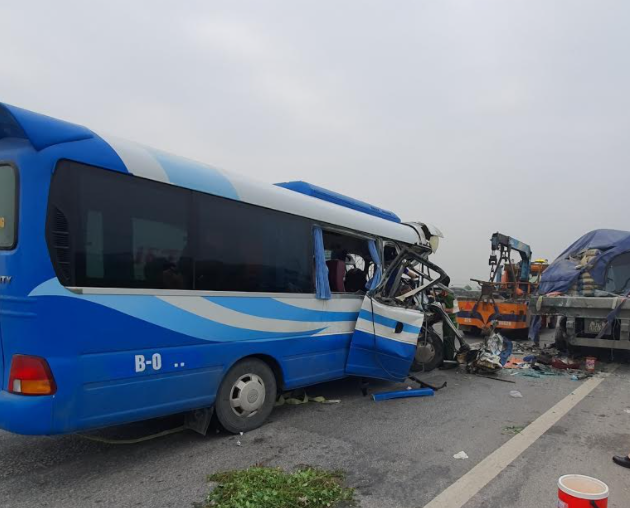 Xe khách tông xe đầu kéo, 1 người chết, hơn 10 người bị thương