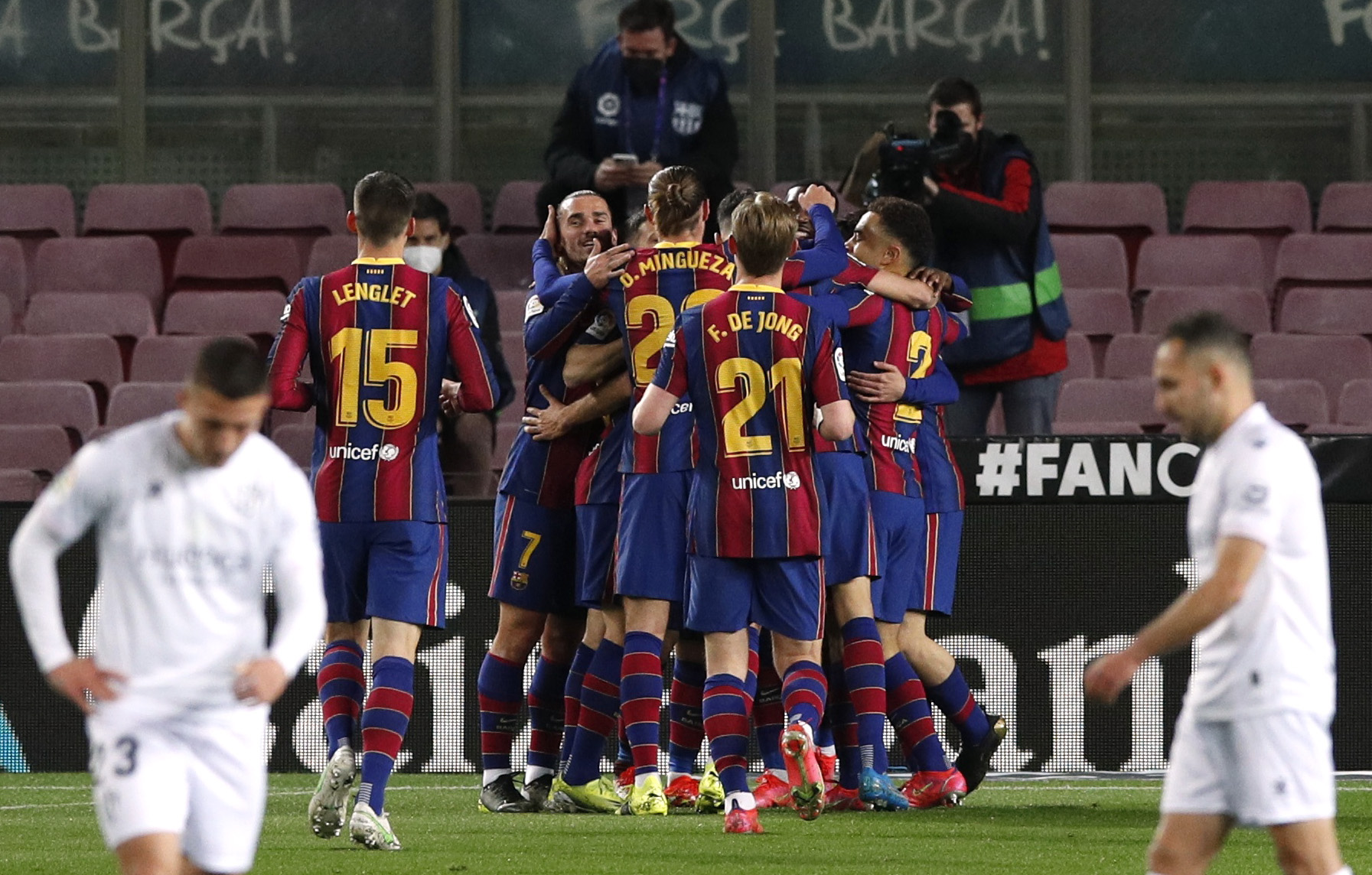 Messi và Griezmann tạo siêu phẩm, Barcelona vùi dập đội chót bảng Huesca - Ảnh 1.