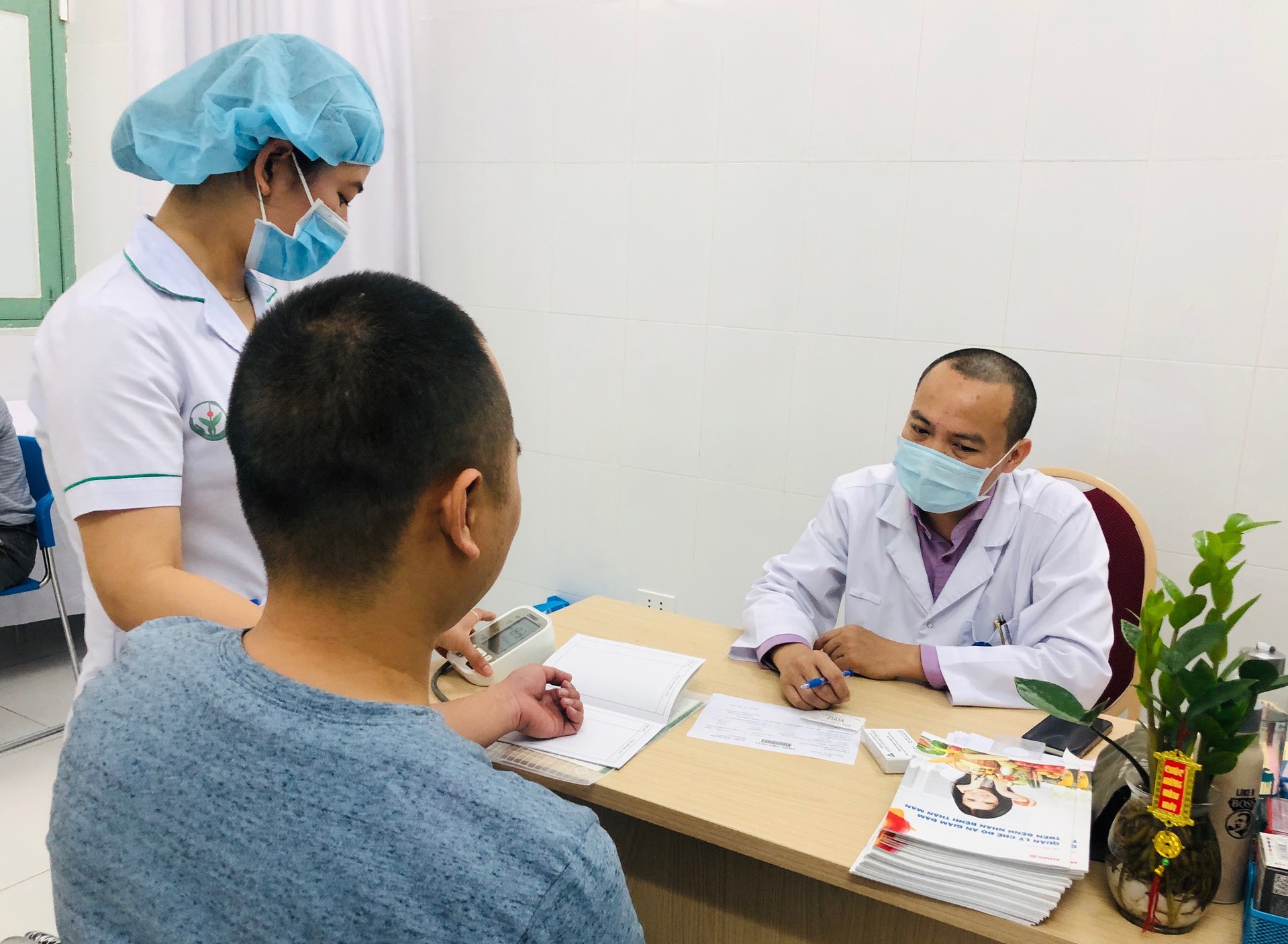 Từ 1-4, 86,5 triệu người sẽ dùng thẻ BHYT theo mẫu mới, thẻ cũ còn hạn có được dùng không?
