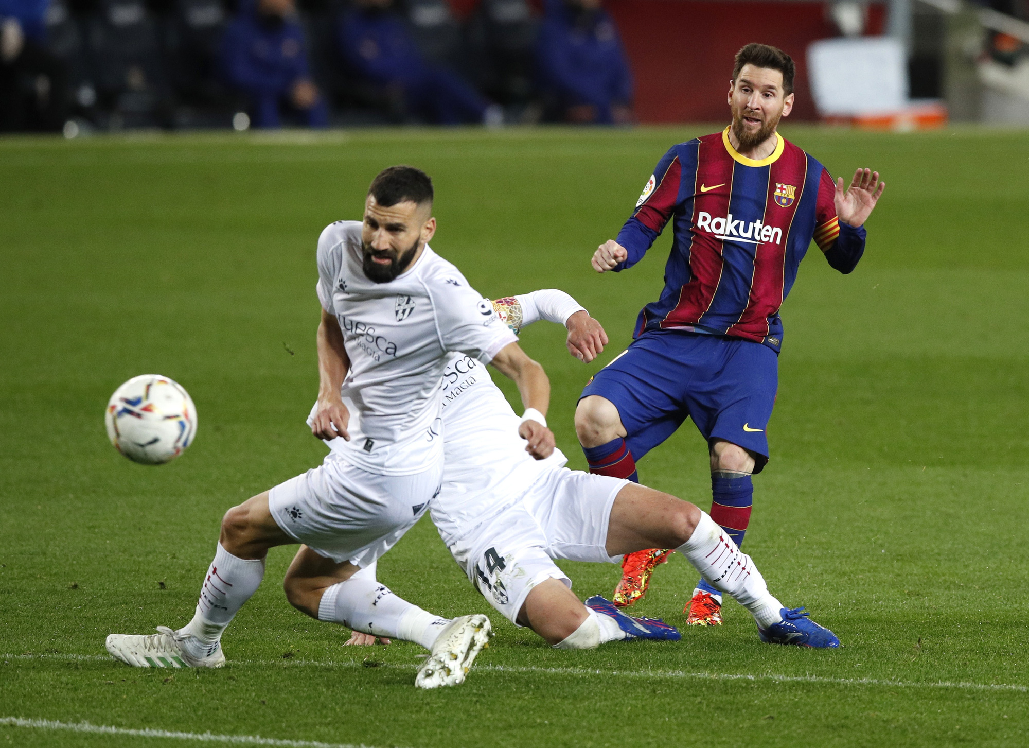 Messi và Griezmann tạo siêu phẩm, Barcelona vùi dập đội chót bảng Huesca - Ảnh 2.