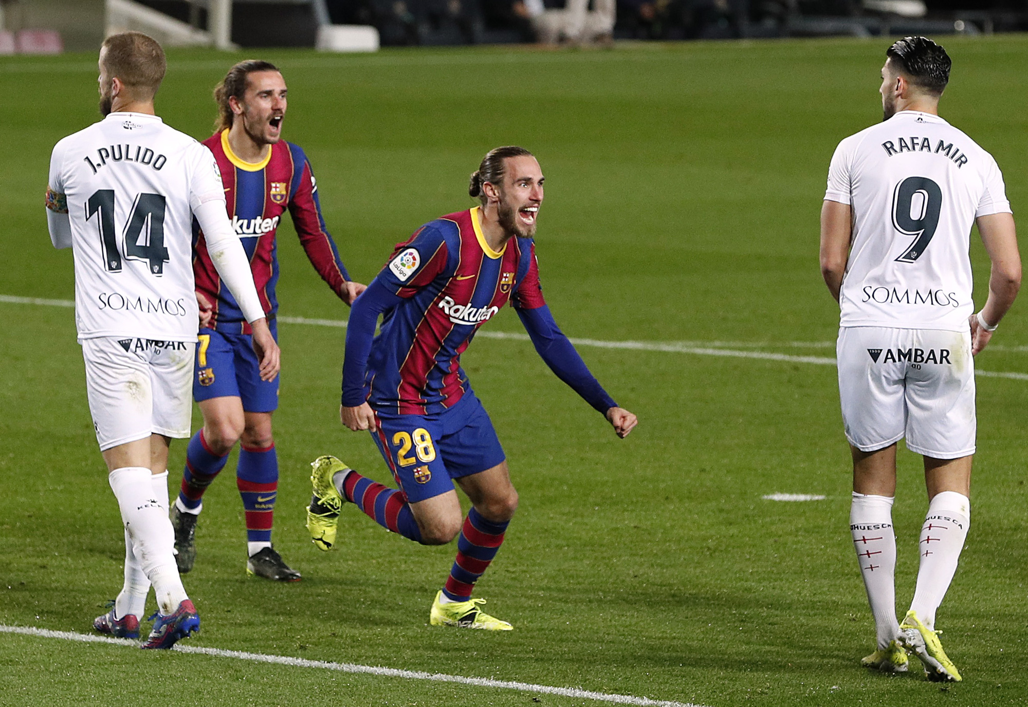 Messi và Griezmann tạo siêu phẩm, Barcelona vùi dập đội chót bảng Huesca - Ảnh 5.