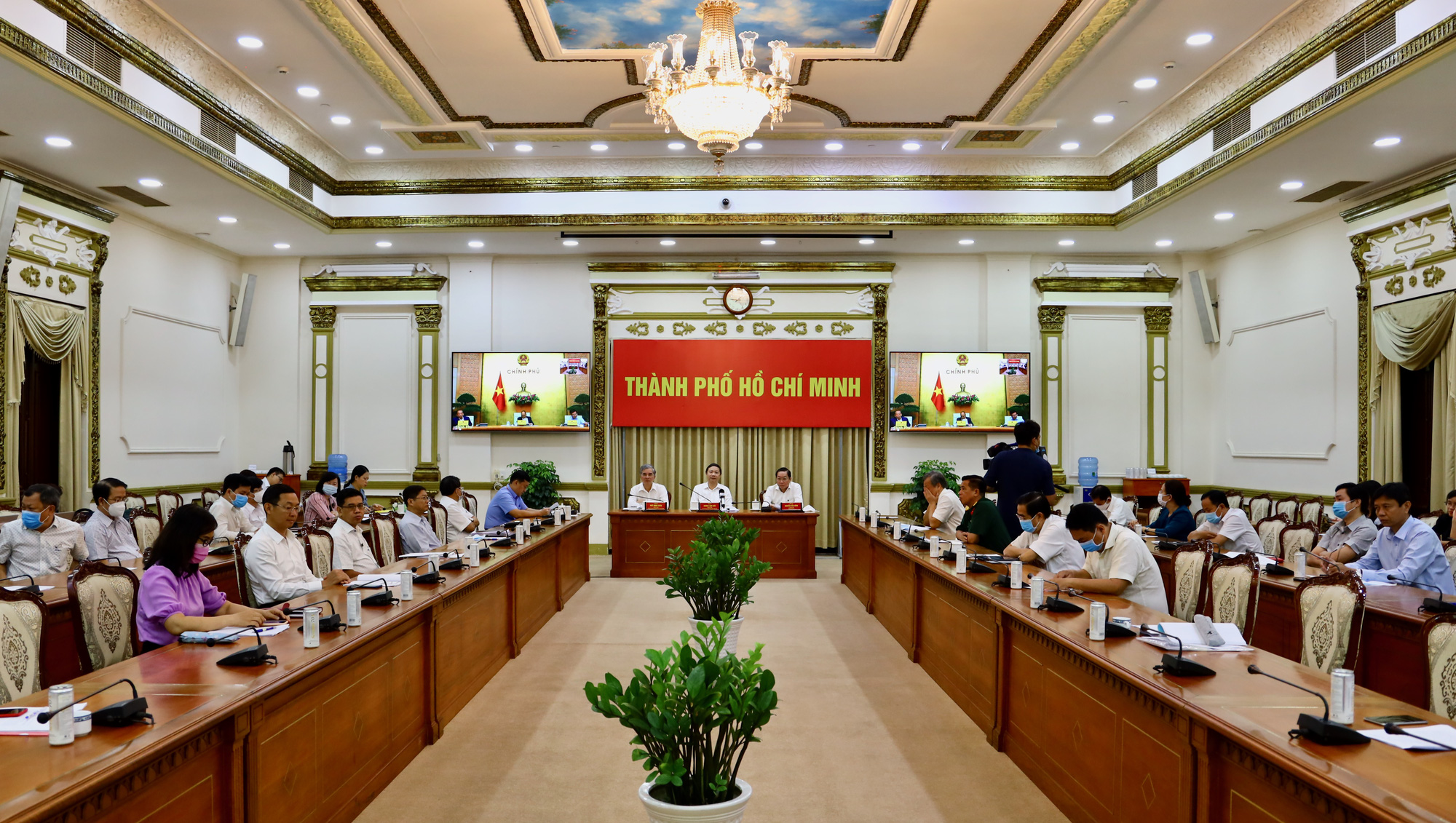 TP HCM siết mạnh nhập cảnh tr&aacute;i ph&eacute;p - Ảnh 1.