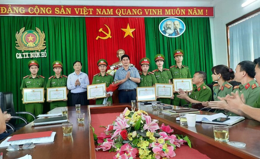 V&acirc;y bắt nam thanh ni&ecirc;n d&ugrave;ng dao uy hiếp cướp xe &ocirc;m - Ảnh 1.
