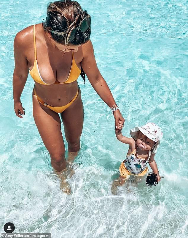Người mẫu Amy Willerton vẫn n&oacute;ng bỏng, căng tr&ograve;n sau sinh con - Ảnh 3.
