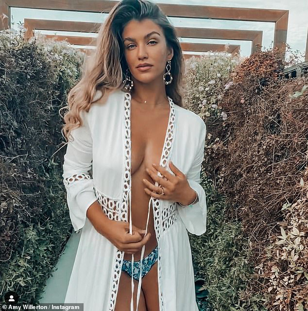 Người mẫu Amy Willerton vẫn n&oacute;ng bỏng, căng tr&ograve;n sau sinh con - Ảnh 1.