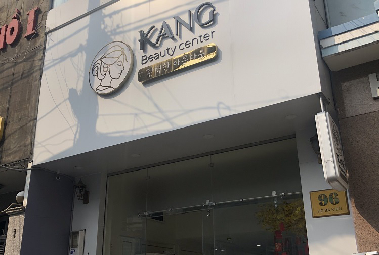 Ngỡ ngàng với những gì diễn ra bên trong cơ sở Kang Beauty ở quận 10