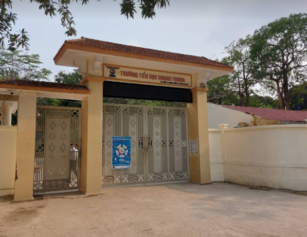9 học sinh đau bụng, buồn nôn khi nhận đồ uống miễn phí trước cổng trường