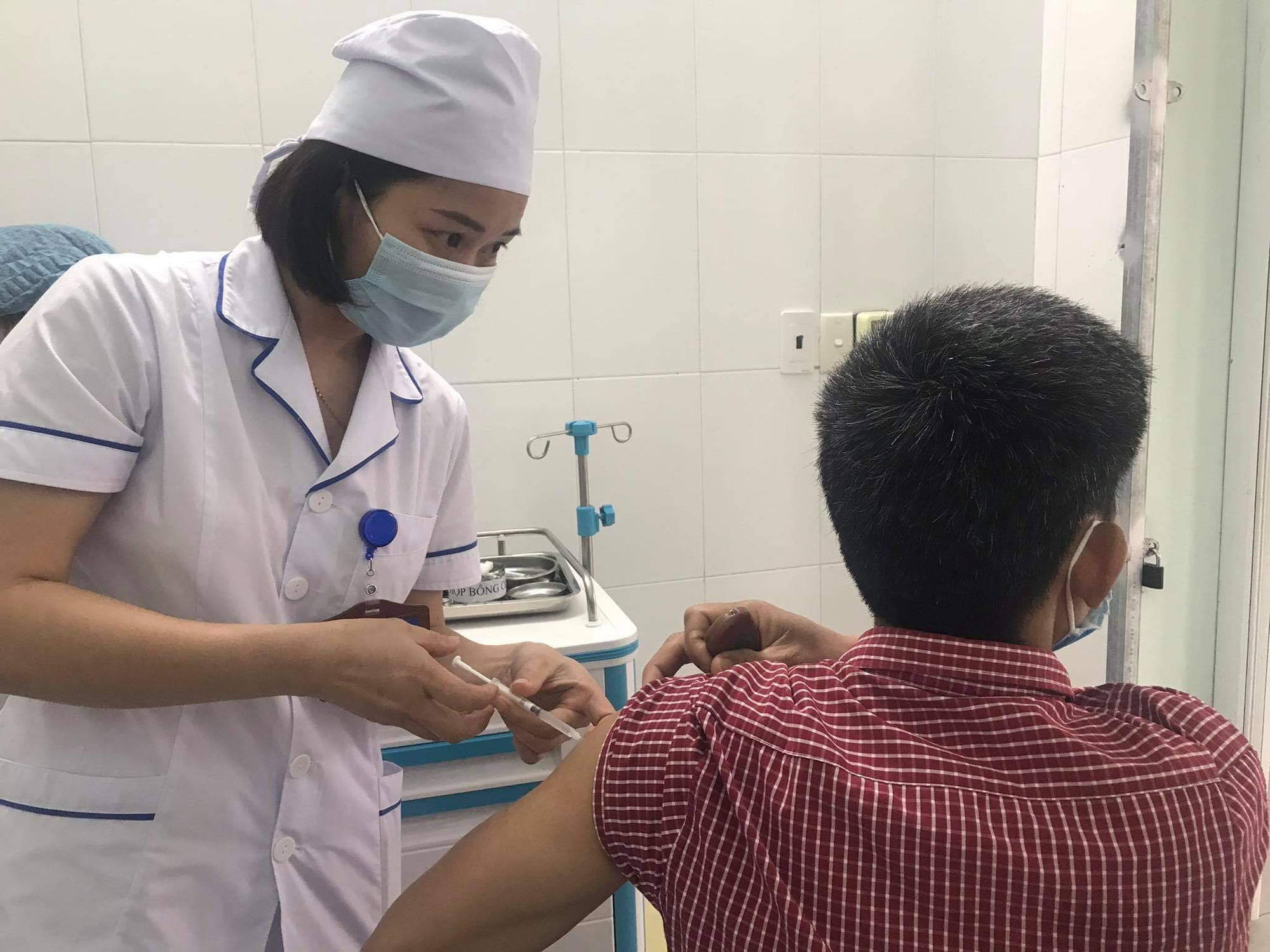 Bộ Y tế cảnh b&aacute;o dấu hiệu sau ti&ecirc;m vắc-xin Covid-19 người ti&ecirc;m cần đến bệnh viện ngay - Ảnh 1.