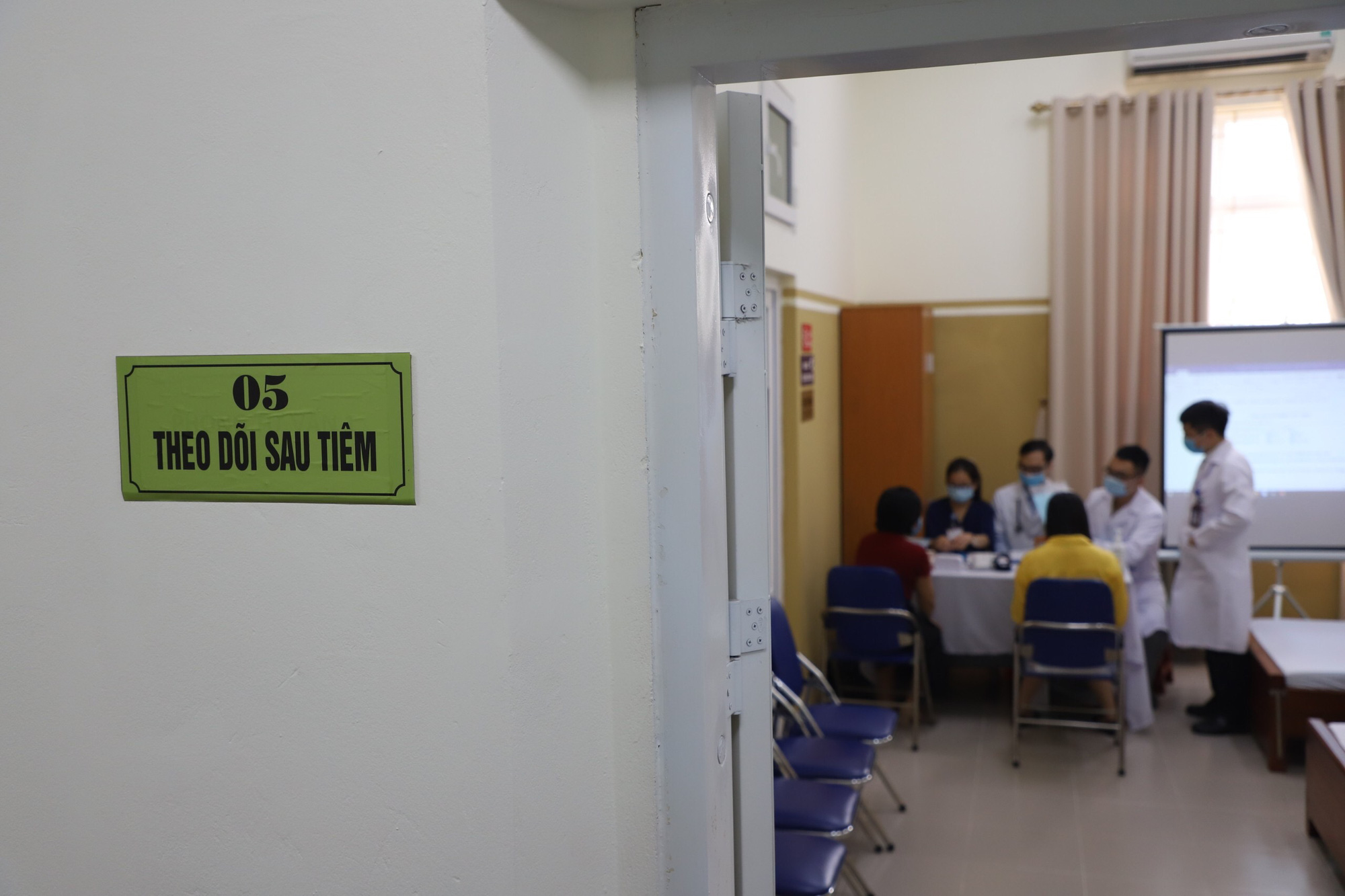 Bộ Y tế cảnh b&aacute;o dấu hiệu sau ti&ecirc;m vắc-xin Covid-19 người ti&ecirc;m cần đến bệnh viện ngay - Ảnh 2.