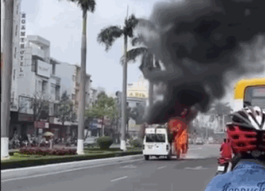 CLIP: Xe tang lễ bốc cháy ngùn ngụt khi đang dừng đèn đỏ