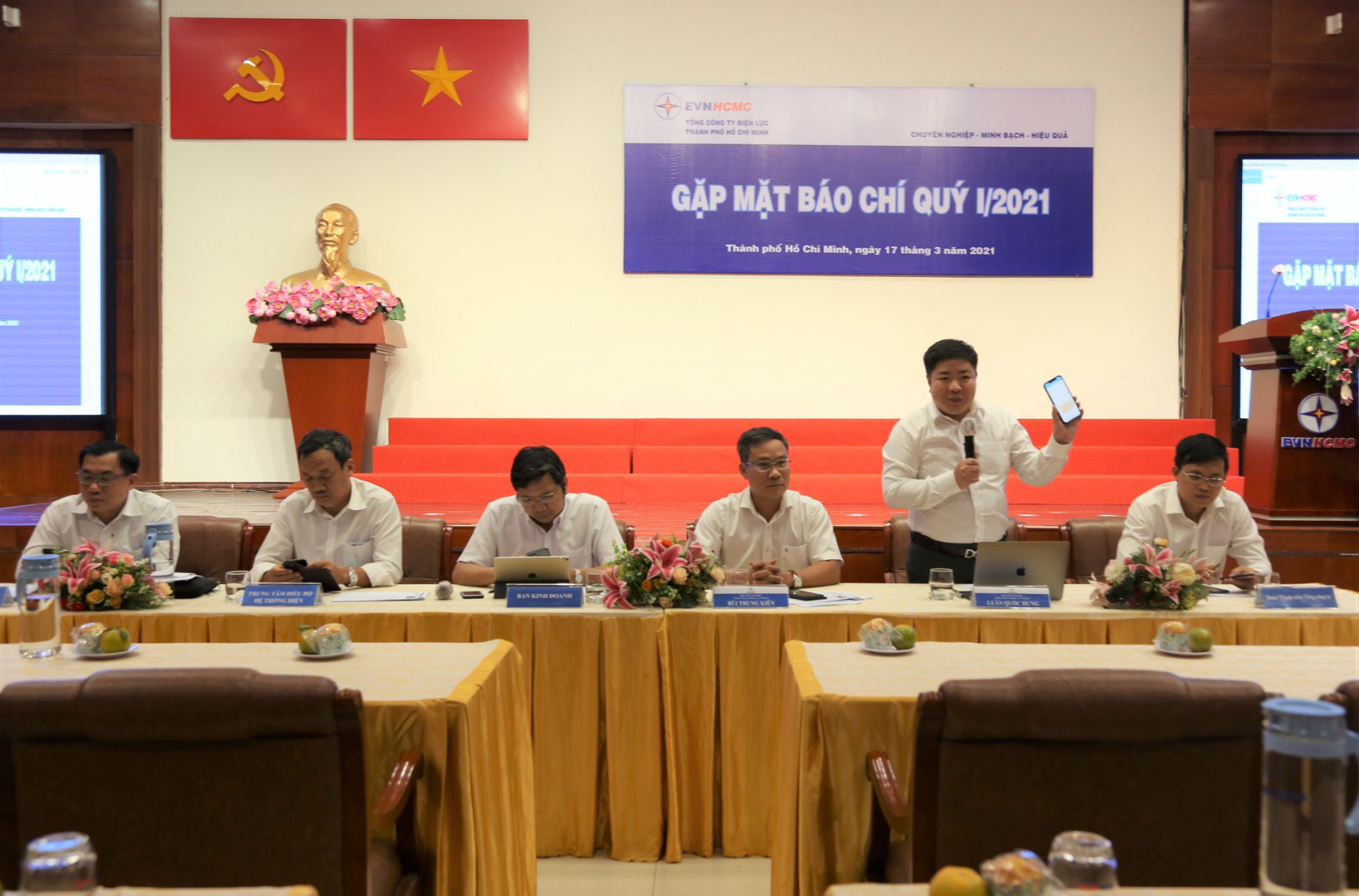 Ng&agrave;nh điện TP HCM chỉ c&aacute;ch tiết kiệm điện trong m&ugrave;a kh&ocirc;, theo d&otilde;i h&oacute;a đơn - Ảnh 1.