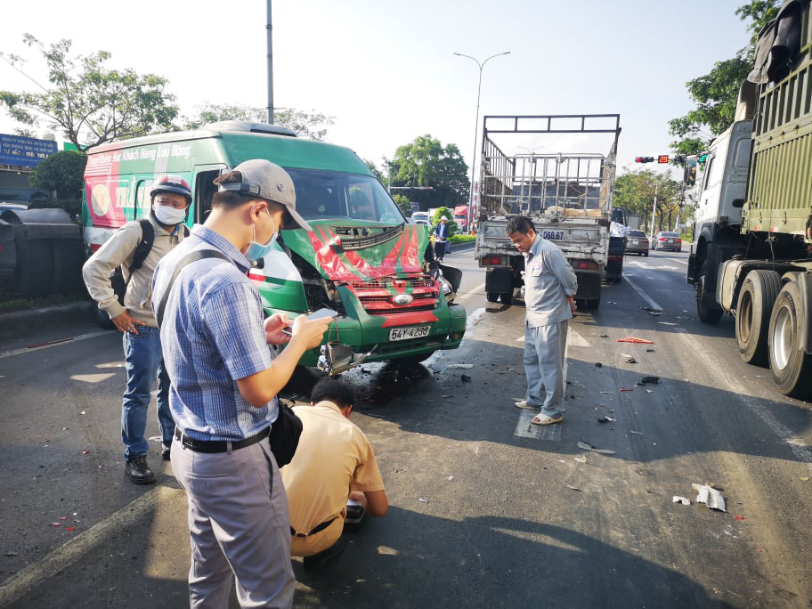 Tai nạn li&ecirc;n ho&agrave;n tr&ecirc;n Quốc lộ 51, xe đầu k&eacute;o vắt qua dải ph&acirc;n c&aacute;ch - Ảnh 2.