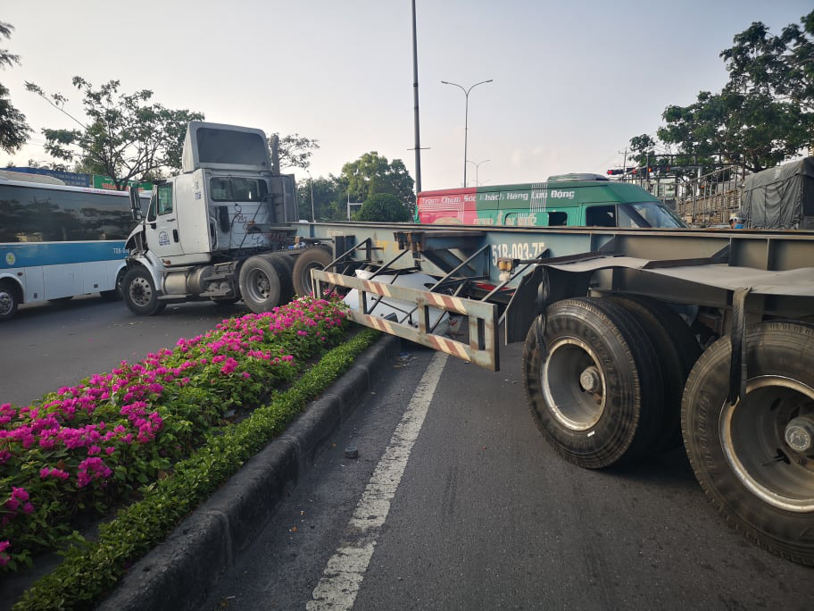 Tai nạn liên hoàn trên Quốc lộ 51, xe đầu kéo vắt qua dải phân cách