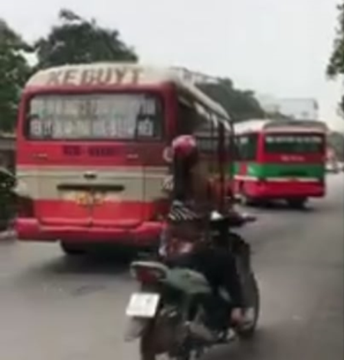 CLIP: 2 xe buýt đánh võng, rượt đuổi, người đi xe máy phải lao lên vỉa hè thoát thân - Ảnh 1.